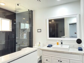 Combined shower/tub, jetted tub, hair dryer, soap - 3 bedroom 2 bath with above ground pool (Las Vegas)