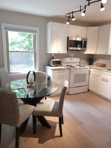 Charleston Charm~A is 4 miles to Downtown and Close To All Areas