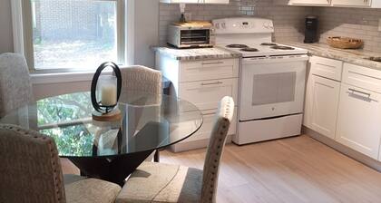 Charleston Charm~A is 4 miles to Downtown and Close To All Areas