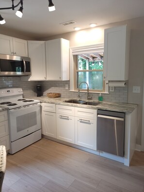 Microonde, forno, piano cottura, lavastoviglie