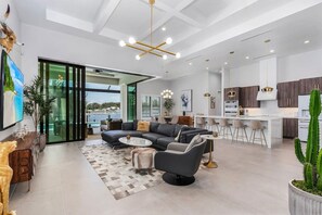 Smart TV, oficina, monitor de computadora y impresora 