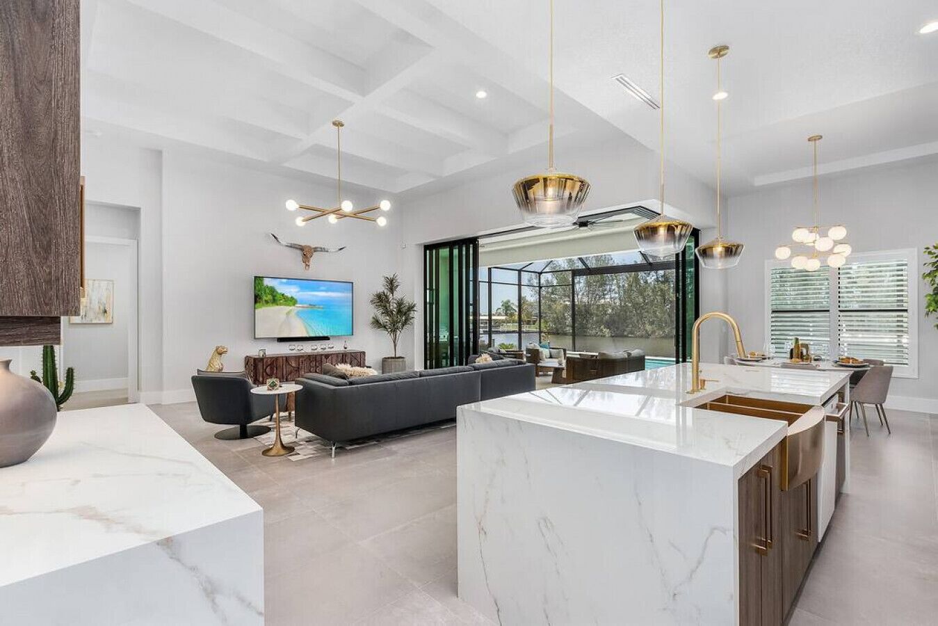 Una Smart TV, una oficina, una pantalla de ordenador, una impresora