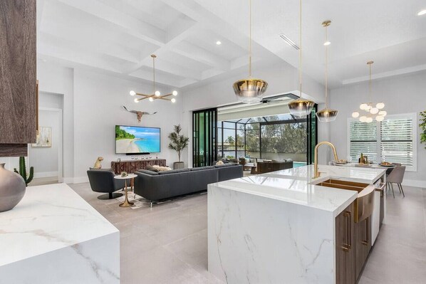 Smart TV, oficina, monitor de computadora y impresora 