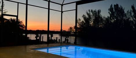 حمّام سباحة مُدفَّأ