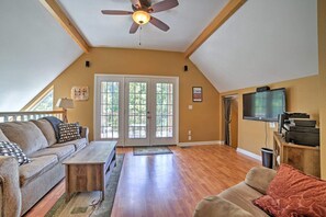 Smart TV, DVD player, books, printers