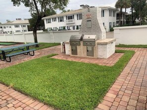 Outdoor dining - Bmc 2bedrooms apartment (Fort Lauderdale)