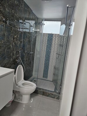Ducha, toallas, jabón y champú