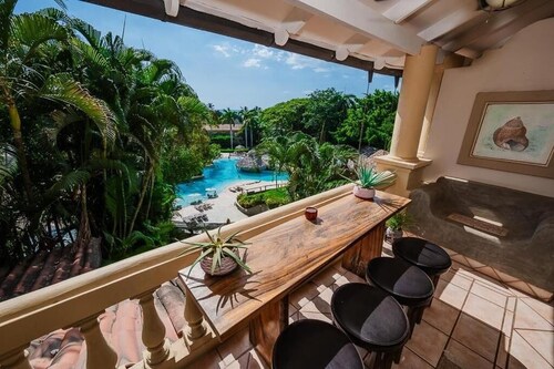 Ocean-View Condo / Lagoon Pool & Swim-Up Bar