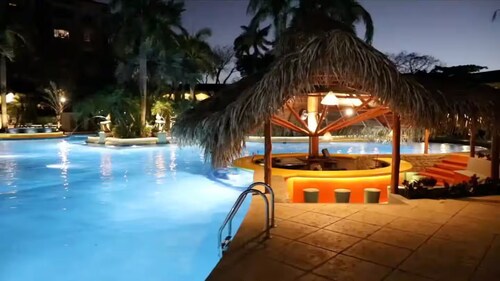 Ocean-View Condo / Lagoon Pool & Swim-Up Bar