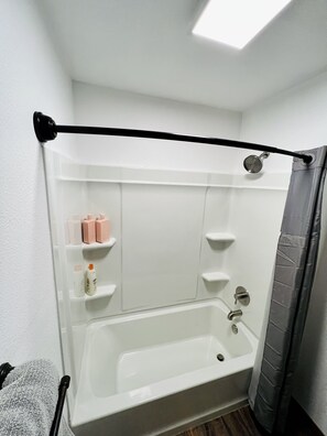 Duschwanne, Handtücher, Seife, Shampoo