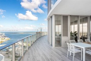 Outdoor dining - 5 Star Luxury Condo in Miami with Resort-style Amenities! (Miami)