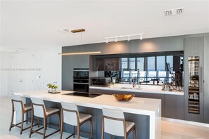 Fridge, microwave, oven, stovetop - 5 Star Luxury Condo in Miami with Resort-style Amenities! (Miami)