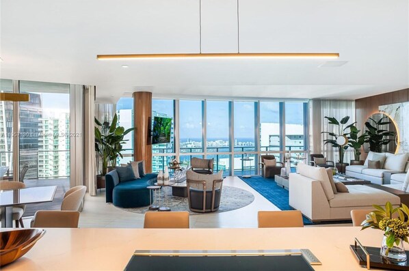 Smart TV - 5 Star Luxury Condo in Miami with Resort-style Amenities! (Miami)