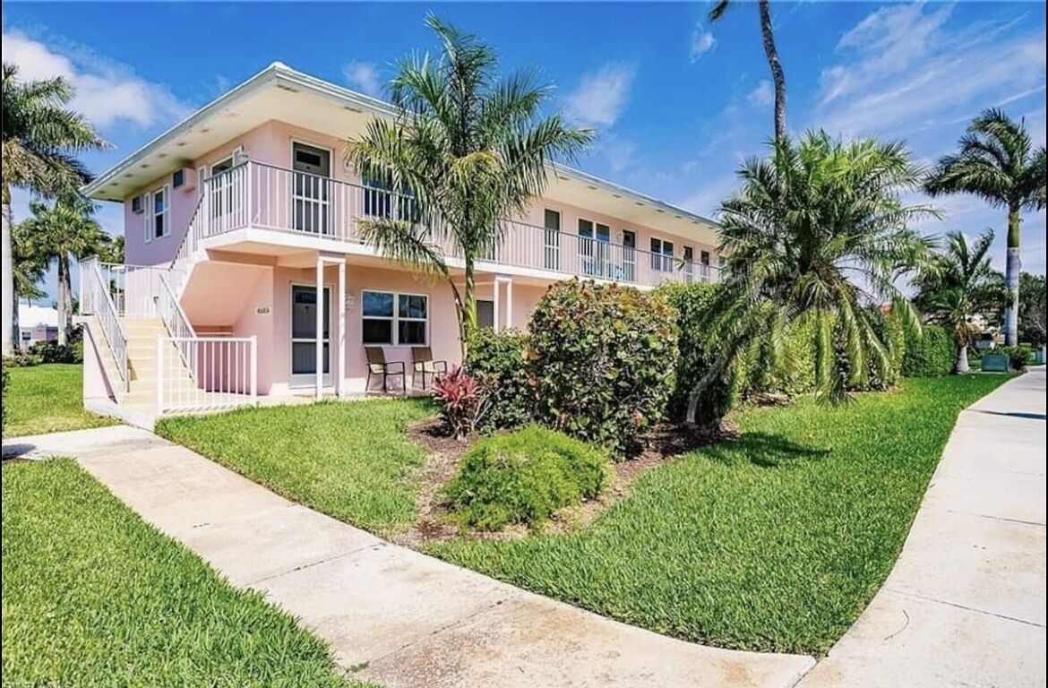 Cozy 2bdr 1 bath One block from beach