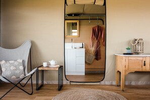 Luxury Tent | Egyptian cotton sheets, premium bedding, pillow-top beds - Mitchell Grass Retreat (Longreach)