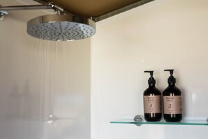 Bañera y ducha independientes, bañera profunda