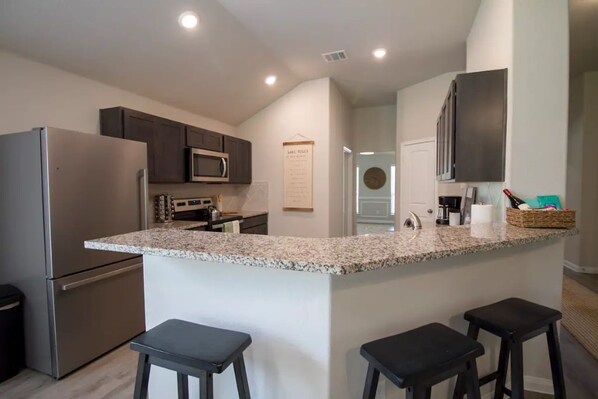 Refrigerador, microondas, horno y parrilla de estufa 