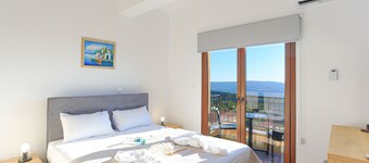 Villa Salina: Modern Holiday Villa, Private Pool, Views, WiFi, A/C