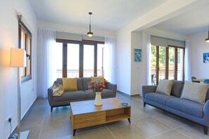 Una televisión, un reproductor de DVD, libros