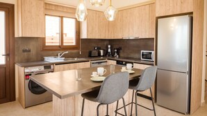 Kaffetrakter/tekoker, kjøleskap, mikrobølgeovn og ovn