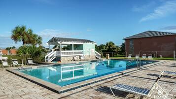 Alberca al aire libre y alberca climatizada