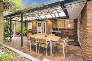 Outdoor dining - Belair! Redgum-Retreat - 4 bdrm - Wildlife (Belair)