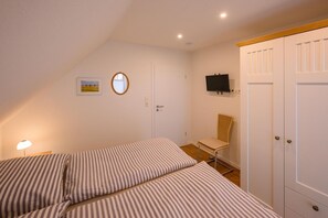 2 bedrooms, iron/ironing board, WiFi