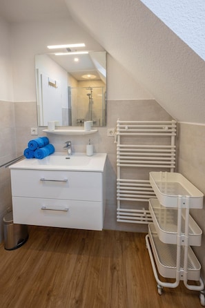 Shower, hair dryer - Wattperle - Wunderschöne Obergeschosswohnung in Greetsiel (Krummhörn)