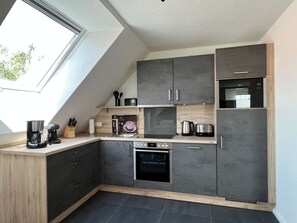 Een koelkast, een microgolfoven, een oven, een kookplaat