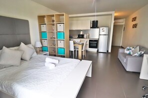 1 habitación, caja de seguridad en la habitación y escritorio 