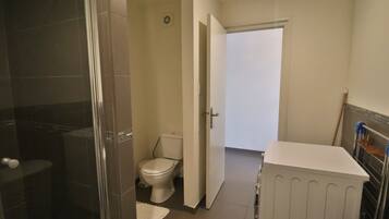 Regadera, secadora de cabello, toallas, jabón