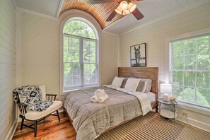 3 bedrooms, desk, WiFi, bed sheets - Pond On-Site! Dog-Friendly Blue Ridge Mtn Retreat (Banner Elk)