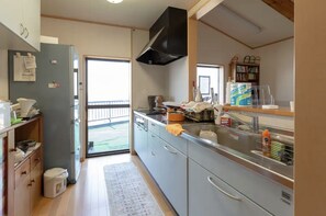 Comfort House | Private kitchen | Fridge, microwave, stovetop, rice cooker - KANTAN (Oita)