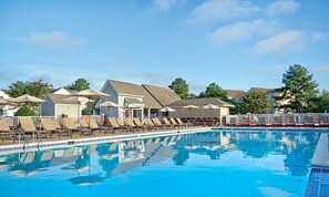 من حمّامات السباحة المغطاة