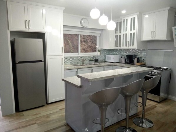 Fridge, microwave, stovetop, coffee/tea maker - 5 minutes from the beach. Newly built modern apartments in ST.Lucia!! (Choc)