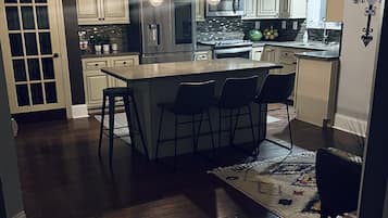 Køleskab, mikrobølgeovn, ovn, kogeplade