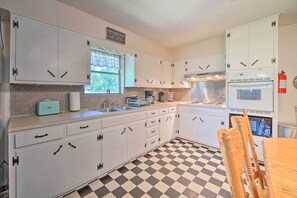 Frigorífico, microondas, placa de cocina y cafetera o tetera