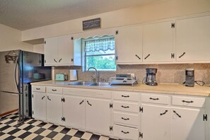 Refrigerador, microondas, placa de cocina, cafetera/tetera