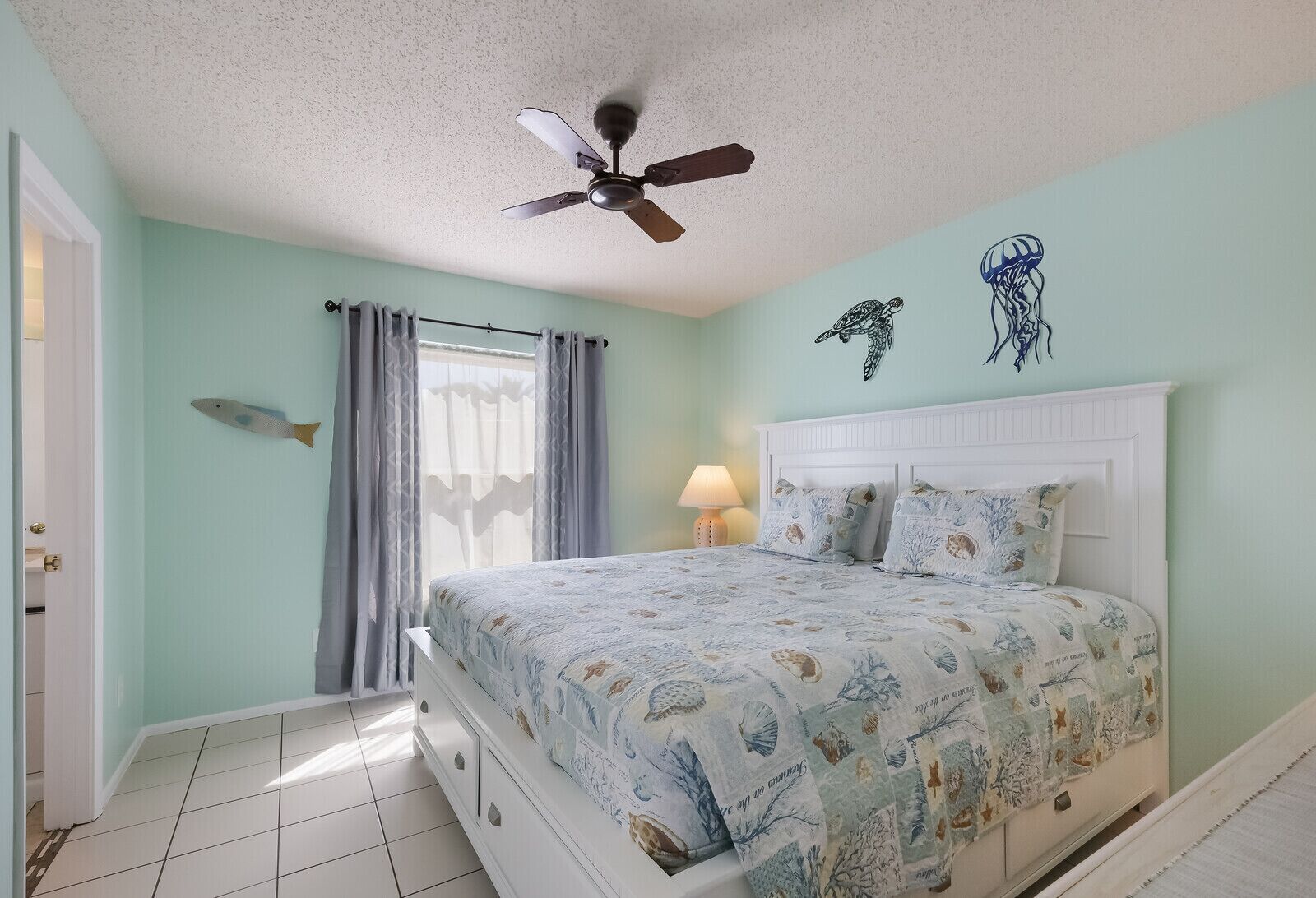 1 habitación, tabla de planchar con plancha y cuna de viaje 