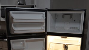 A kitchen with a refrigerator and a microwave. - 9min to the airport washer & dryer, kitchen, outdoor BBQ. Sleeps 4 (Las Vegas)