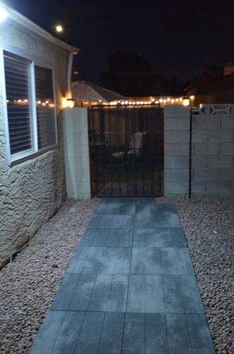 9min to the airport washer & dryer, kitchen, outdoor BBQ. Sleeps 4