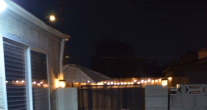 9min to the airport washer & dryer, kitchen, outdoor BBQ. Sleeps 4