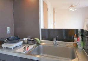 Réfrigérateur, micro-ondes, plaque de cuisson, bouilloire électrique