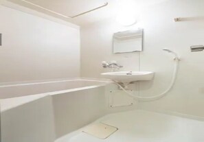 Sèche-cheveux, serviettes fournies, savon, shampoing