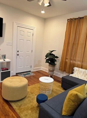 Living area - dante cozy house (New Orleans)