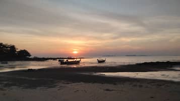 Perto da praia, espreguiçadeiras