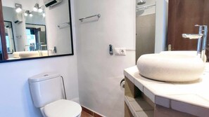 吹风机、毛巾、卫生纸