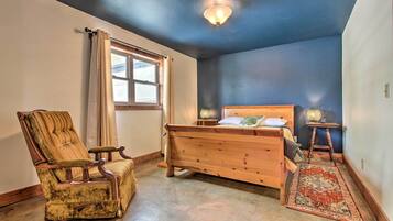 2 bedrooms, iron/ironing board, free Internet, bed sheets