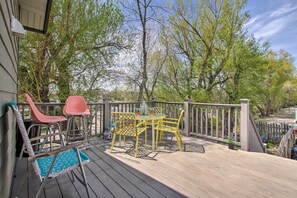 Outdoor dining - Chic Retro Retreat in Choteau: Walk to Dtwn! (Choteau)