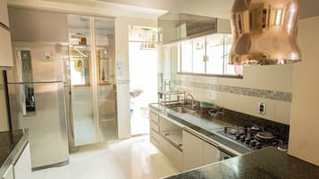 Refrigerador, microondas, horno, placa de cocina